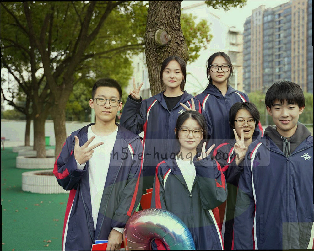 深色背景上的信号波纹与节点连线几何图形，线条为荧光青色